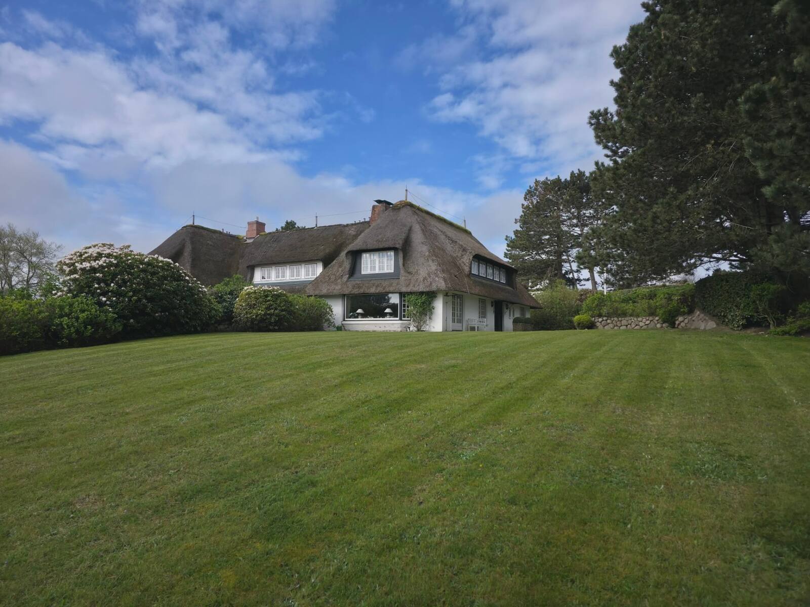 Reetdachhaus mit gepflegtem Garten – Sylt